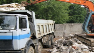 Вывоз строительного мусора с участка в Шелехове недорого от 1584 руб. | 2Землекопа-Шлх